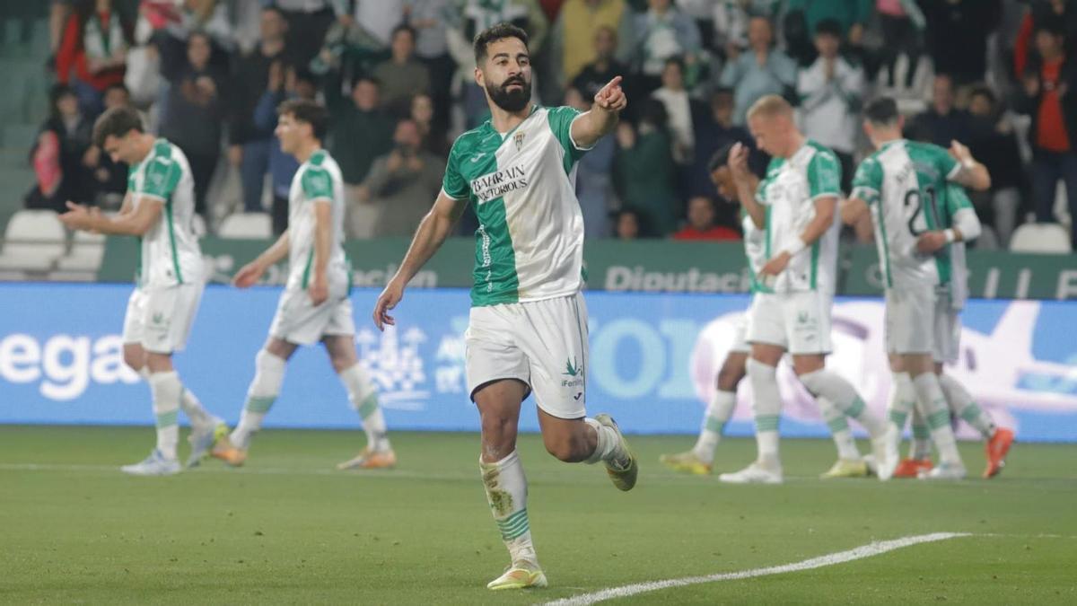 Rubén Alves celebra el un tanto en el transcurso del Córdoba CF-Real Zaragoza.