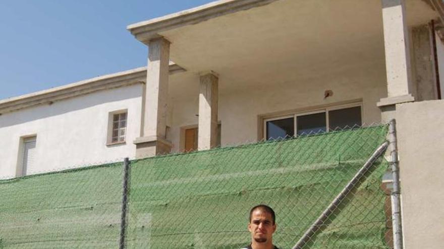 Mijas. Francisco José Merino posa a las puertas de su vivienda irregular.