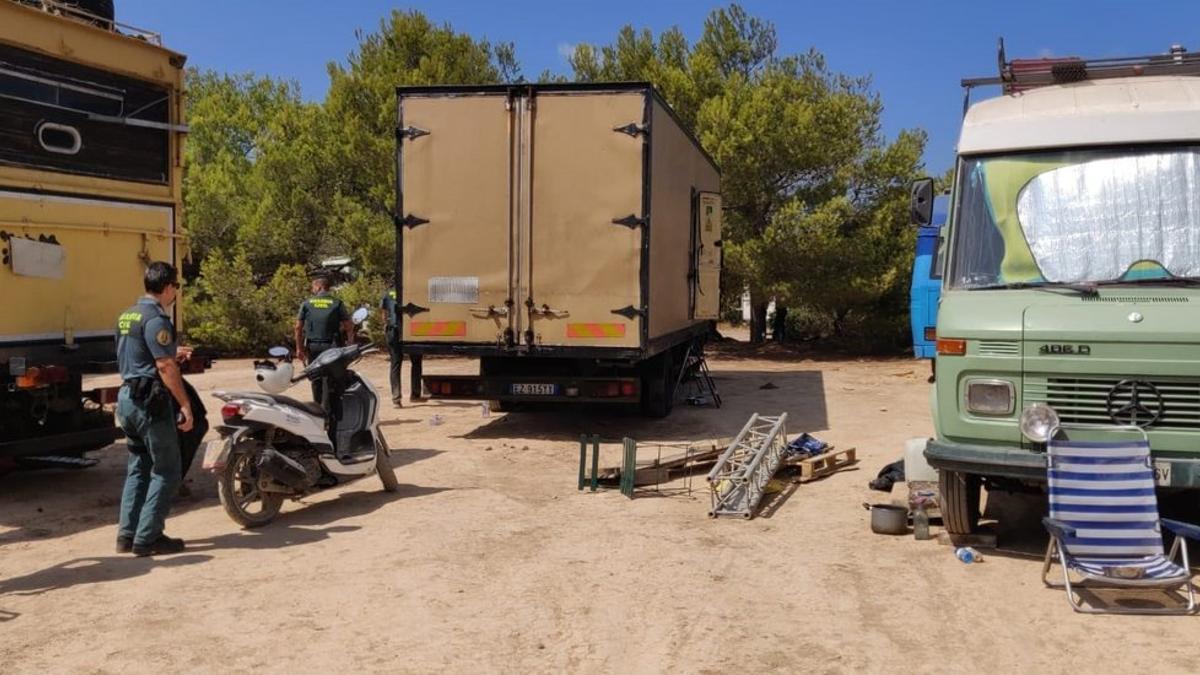 Agentes de la Guardia Civil, en la zona de la fiesta ilegal, en Sant Josep (Ibiza).