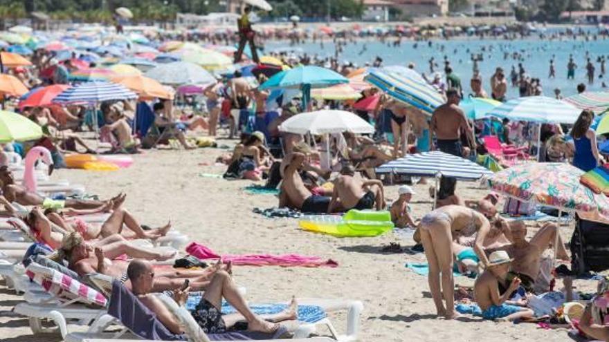 El viento de poniente deja 36º en Elche y llena las playas de la provincia