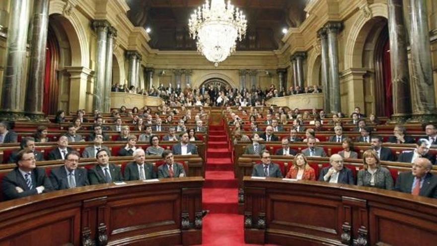 Dues enquestes preveuen una majoria absoluta independentista molt ajustada