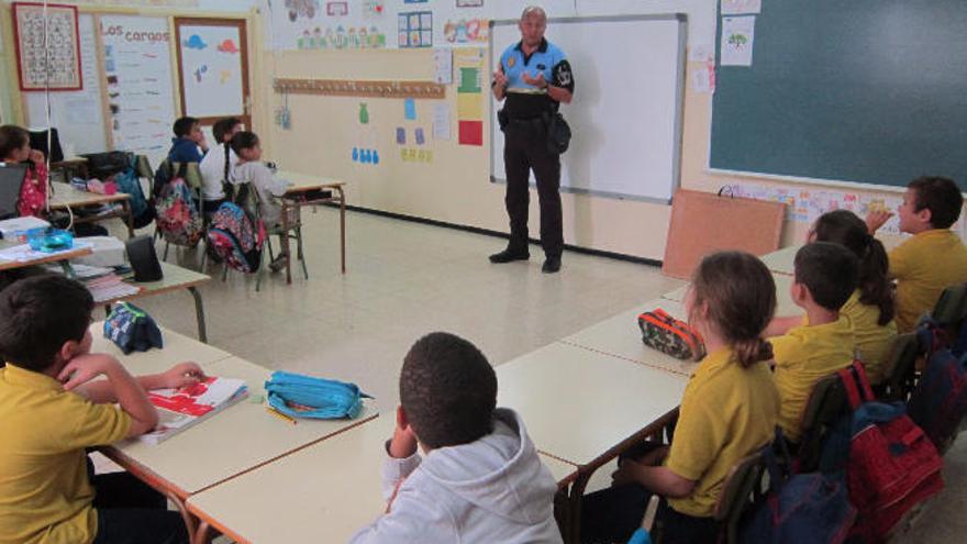 El policía Pedro Galván, durante una de las clases impartidas en un colegio público de Telde.