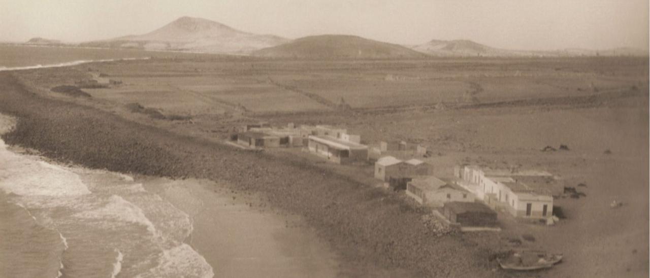 El Burrero, donde predominaba el cultivo del tomate, en torno a 1945, con las casas más antiguas, de barro y piedras, abajo, detrás y a la derecha |