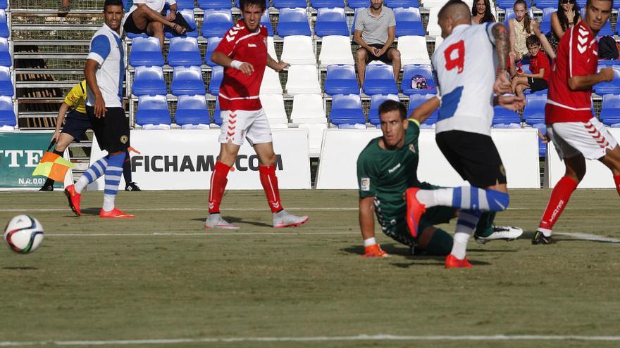 El delantero del Hércules Javier García Portillo, en el instante que realiza el remate de tacón para hacer el primer gol del partido
