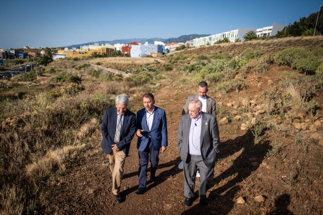 Visita institucional a la parcela de La Gallega en la que se construirá el Edificio de Servicios Esenciales.