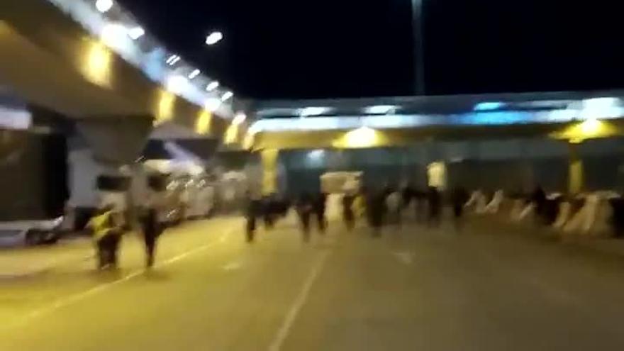 Un grupo de menas que ha intentado abordar un ferry huye de la Guardia Civil en Melilla