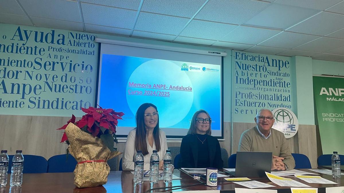 Elena, María del Rosario y Paco Padilla en la sede oficial de ANPE Málaga