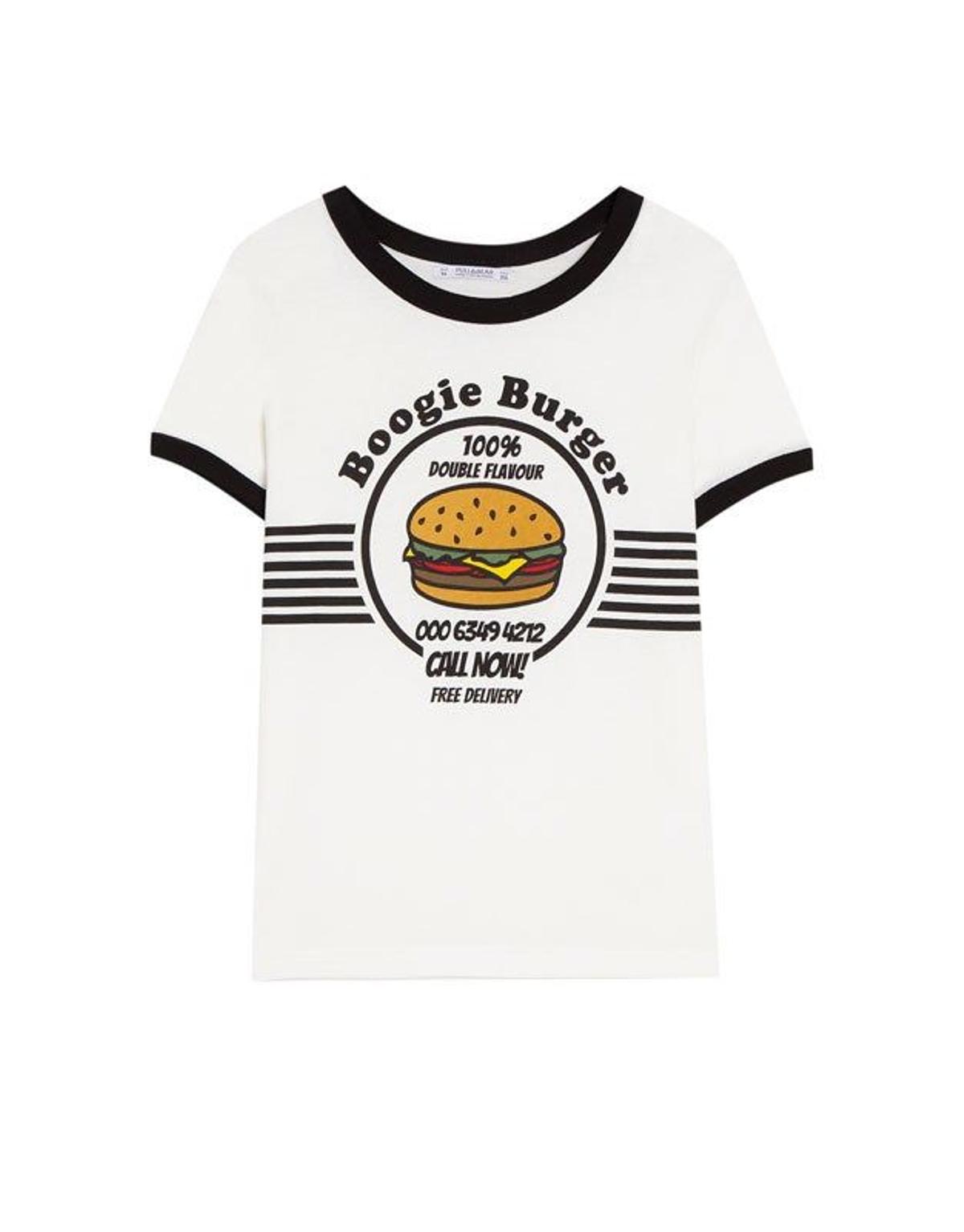 Camiseta 'Boogie burger' de Pull&amp;Bear. (Precio: 5, 99 euros)