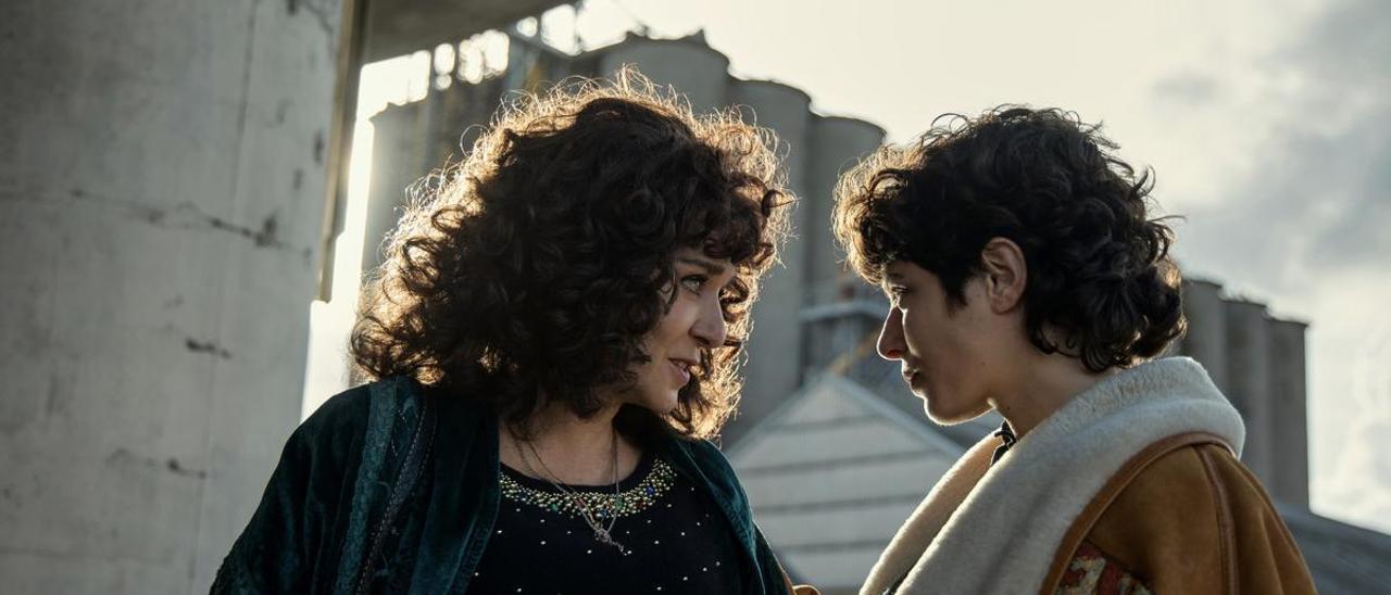 Valeria Golino (Vittoria) y Giordana Marengo (Giovanna) en ’La vida mentirosa de los adultos’.