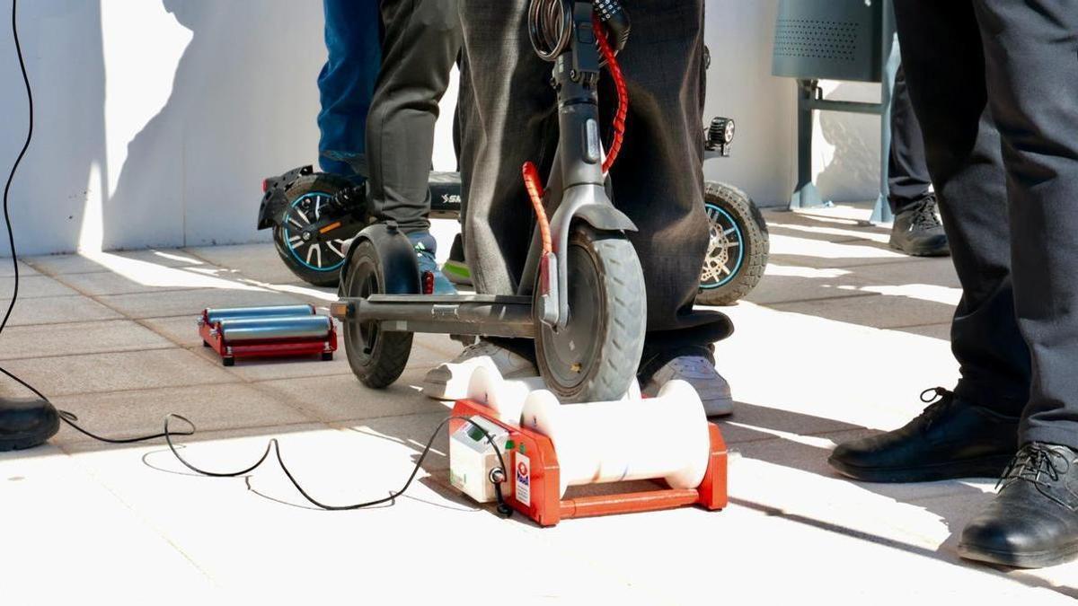 La Policía de Elche llevando a cabo controles de velocidad a patinetes en el IES Vicente Verdú