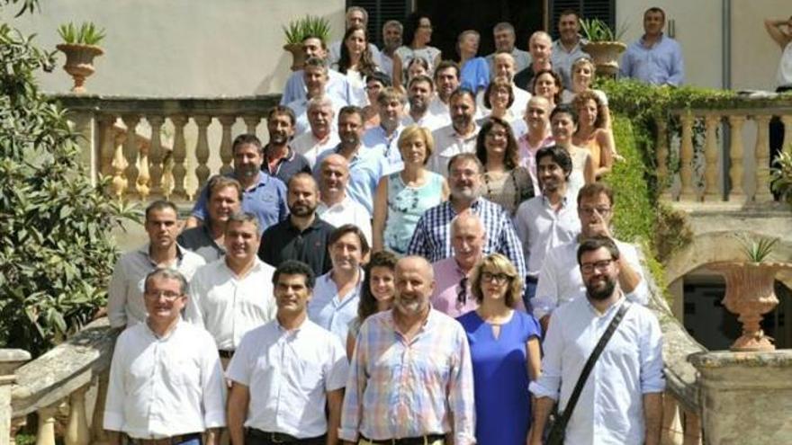 Alcaldes y consellers, en la primera reunión de la asamblea.