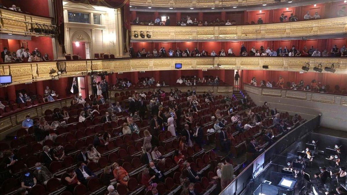 El Teatro Real hace &quot;historia&quot; al romper su &quot;silencio&quot; de 90 días con &#039;La Traviata&#039;