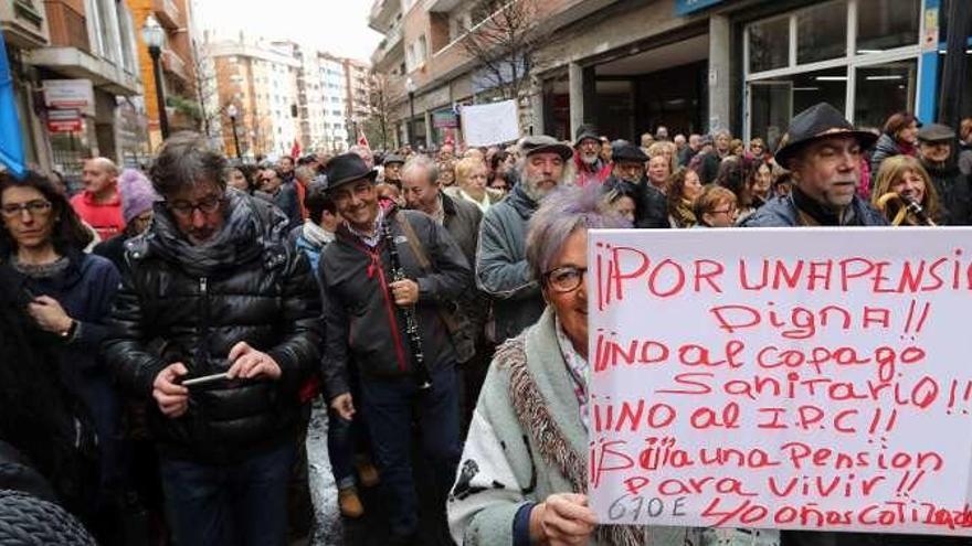 Un joven con un cartel de apoyo a sus abuelos.