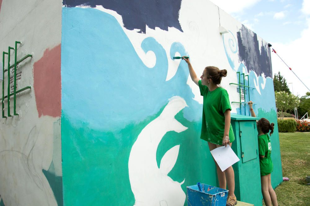 Una veintena de alumnos de Bachillerato de Arte del IES Universidad Laboral transforma en tres días un pintarrajeado depósito de agua de Parques y Jardines en una obra de arte.