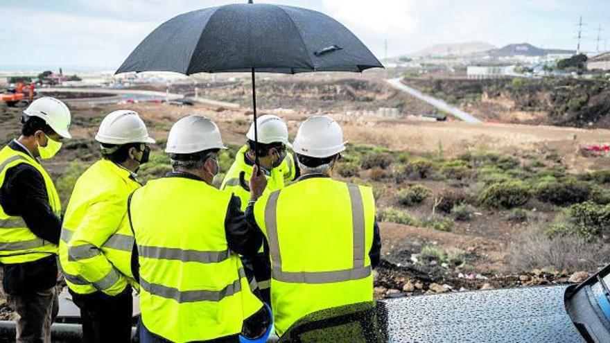 El consejero de Obras Públicas del Gobierno de Canarias, Sebastián Franquis, y otras autoridades inspeccionan los trabajos en el enlace entre Las Chafiras y Oroteanda, en el sur de Tenerife.