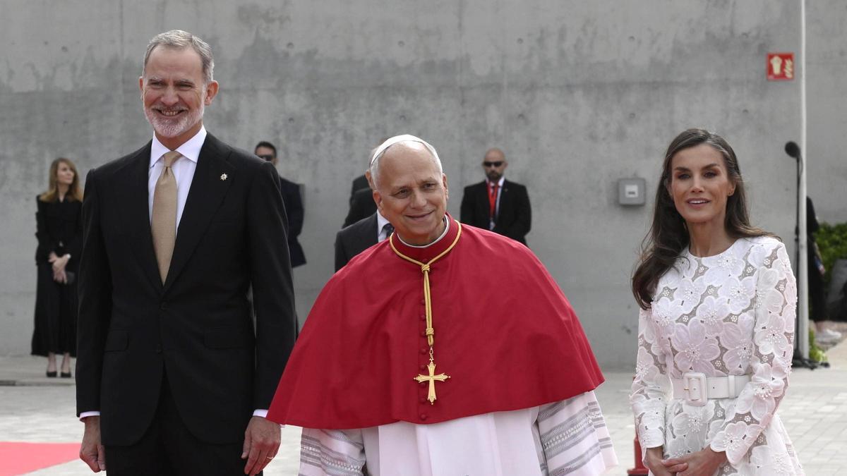 ¿Por qué solo seis mujeres en el mundo pueden vestir de blanco ante el Papa León XIV?: las claves del vestido de la Reina Letizia para ver al Pontífice