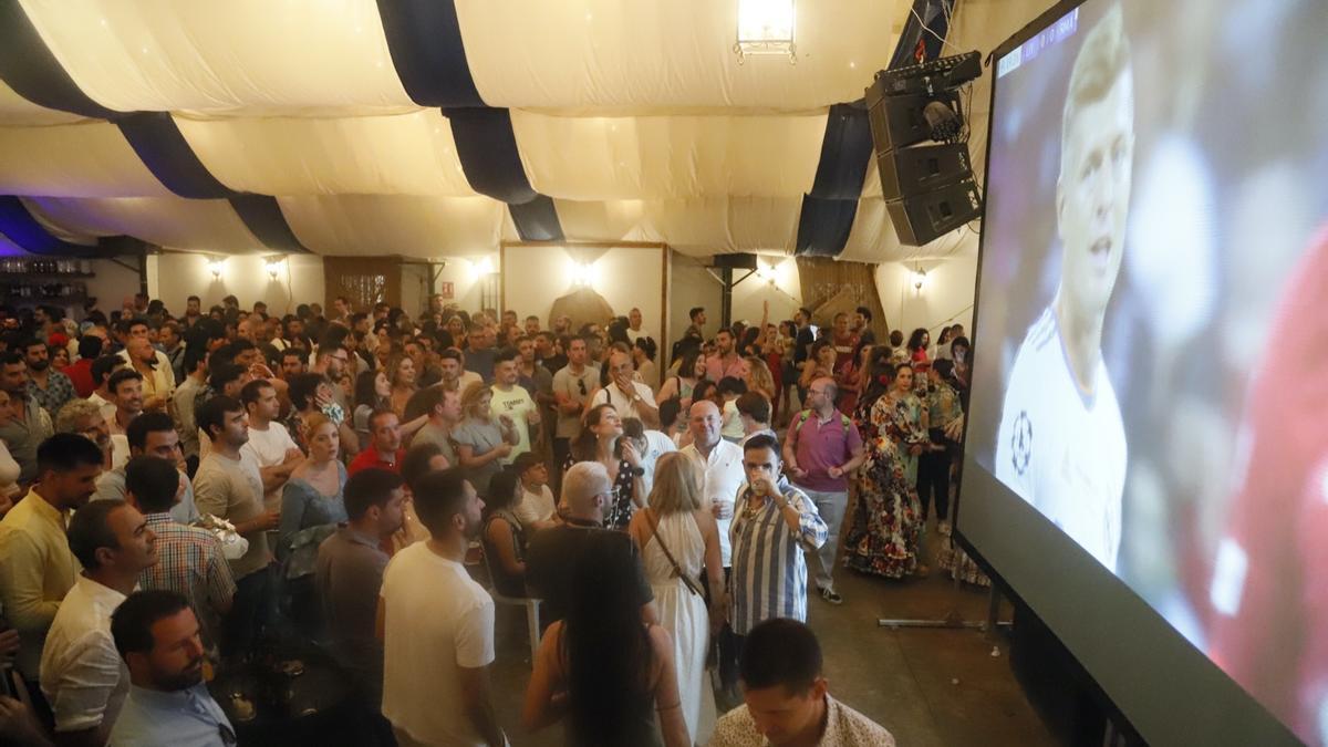 Ambiente futbolero en la Feria de Córdoba, durante la final de la Champions entre el Real Madrid y el Liverpool.