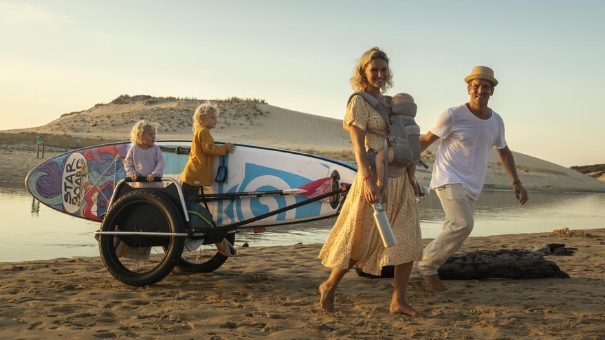 Schauspieler und Moderator Peer Kusmagk, seine Frau, die Profisurferin Janni Kusmagk, und die drei gemeinsamen Kinder am Strand von Mallorca.