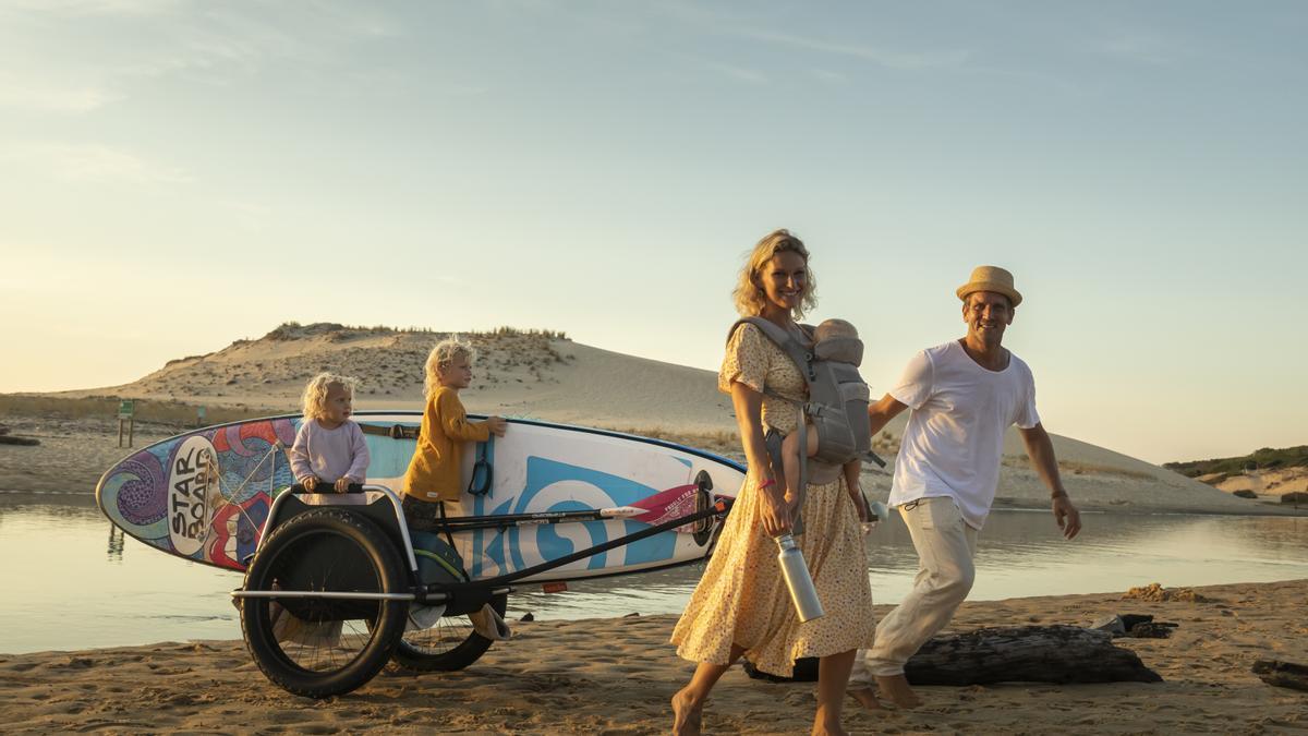 Schauspieler und Moderator Peer Kusmagk, seine Frau, die Profisurferin Janni Kusmagk, und die drei gemeinsamen Kinder am Strand von Mallorca.