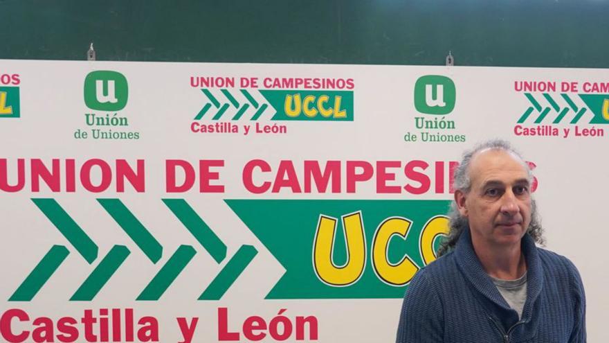 El coordinador de la Unión de Campesinos de Castilla y León (UCCL), Jesús Manuel González Palacín, ofrece una rueda de prensa ante la «grave» situación climatológica de sequía. | Rubén Cacho-Ical