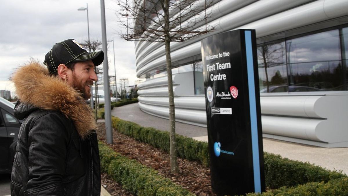 Messi llega a la ciudad deportiva del Manchester City.