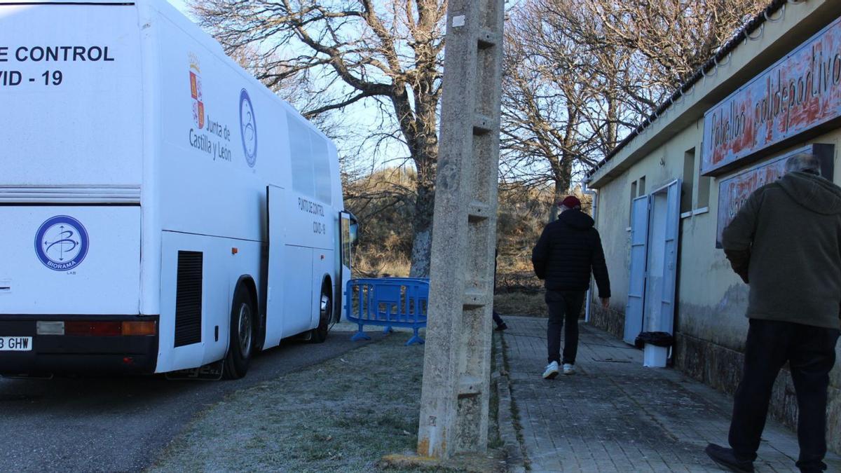 Dos personas se acercan a la unidad móvil aparcada ayer en Puebla de Sanabria para realilizar test rápidos de antígenos. | Araceli Saavedra