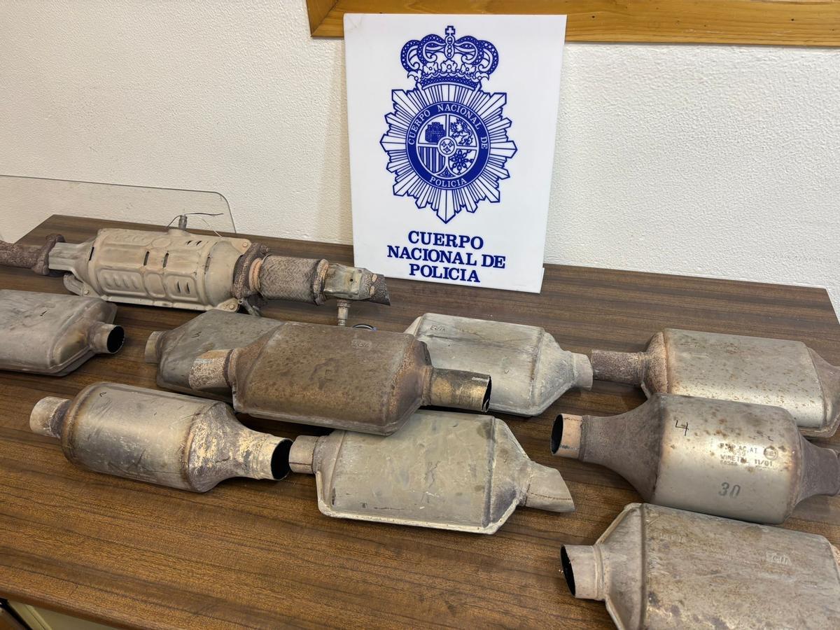 Algunos de los catalizadores que se han intervenido a los dos detenidos por robos en coches en pleno centro de Zaragoza.