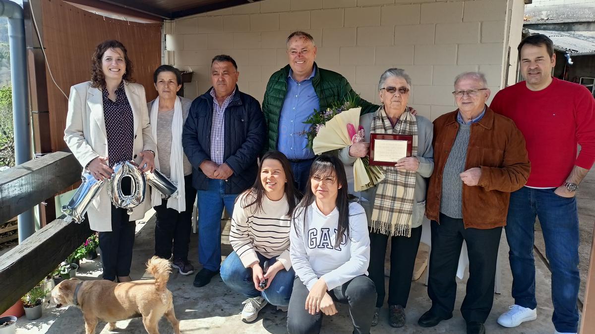 Dorinda Rebón, coas flores e a placa, acompada do alcalde, no centro, a concelleira, á esquerda, e familiares