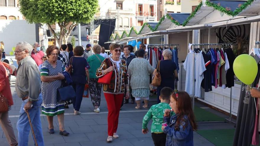 En la zona del Raval se han instalado diferentes expositores en los que se han podido comprar productos del pequeño comerci