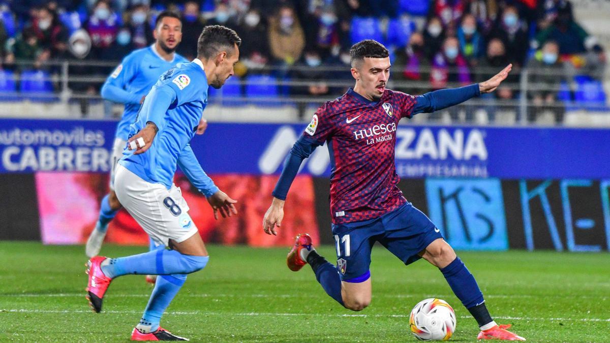 Joaquín controla el balón ante el asedio del jugador del Ibiza Molina.