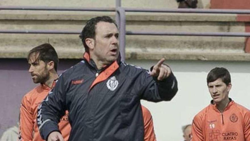 Sergio, dirigiendo ayer el entrenamiento del Valladolid.