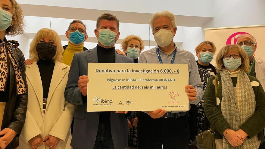 IBIMA recibe una donación destinada al cáncer de mama triple negativo