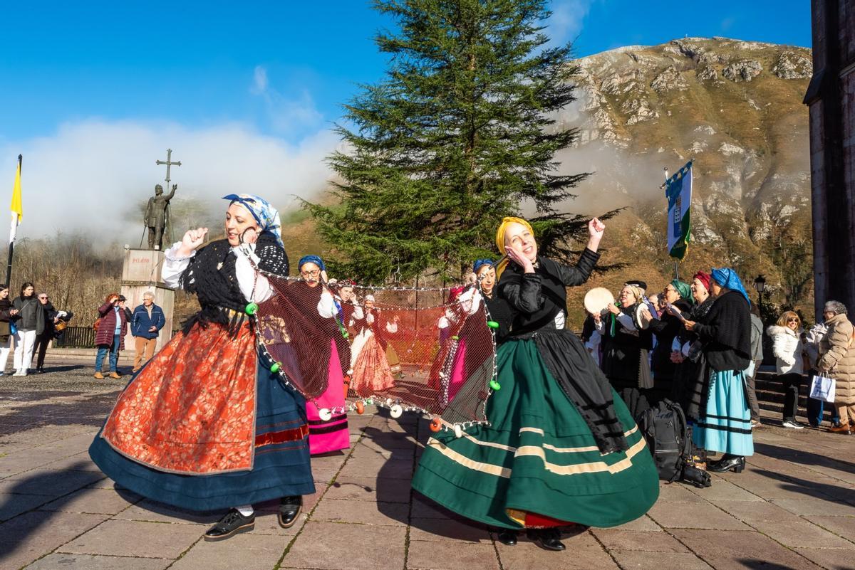 Una actuación del grupo Arduríu Pixuatu en Covadonga.