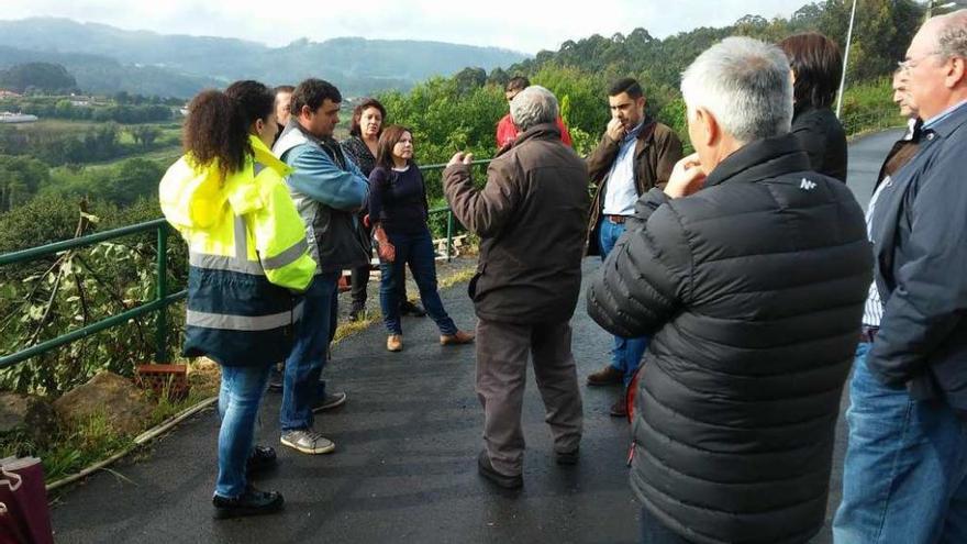 Vecinos y técnicos, ayer, durante la visita al núcleo rural de Santaia.