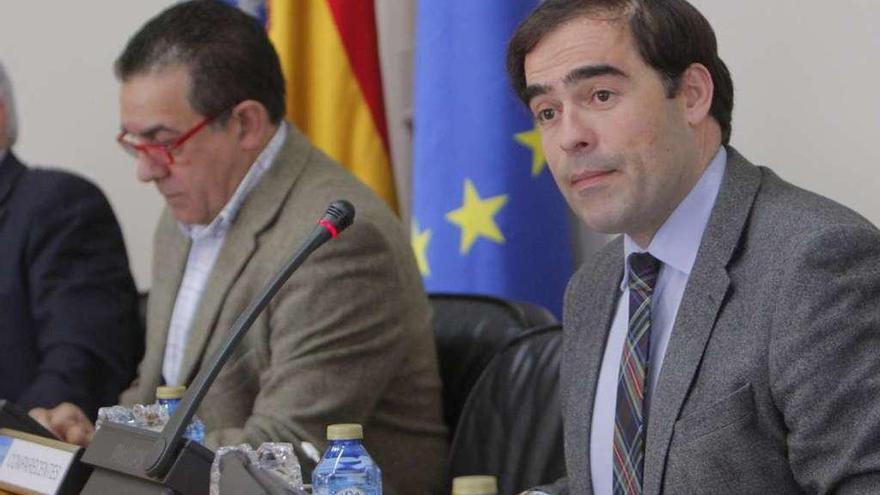 Alberto Pazos Couñago, diputado del PP en el Parlamento gallego, en primer término.  // X. Álvarez