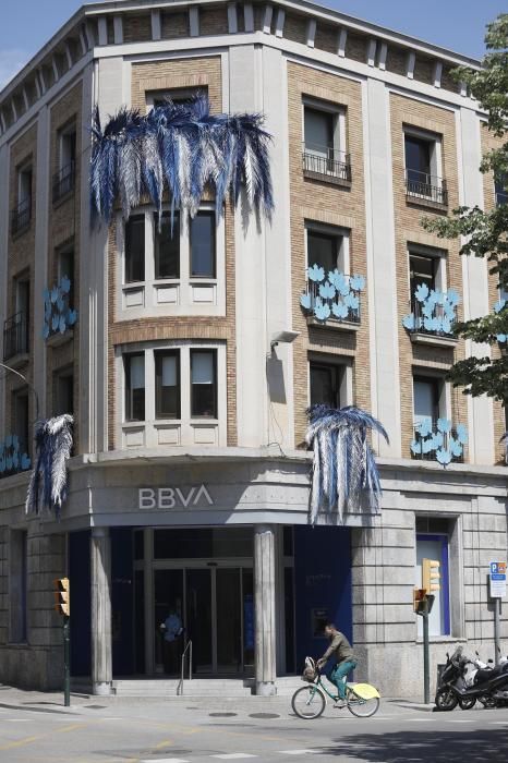 La façana del BBVA a Girona, decorada per Temps de Flors