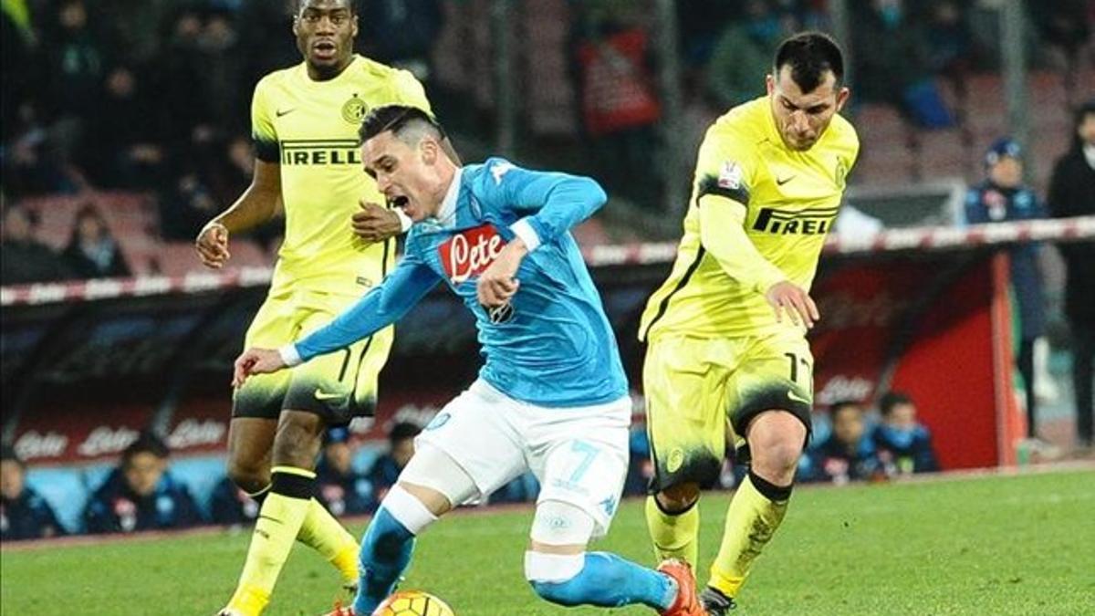 Callejón trata de avanzar ante el acoso de Medel