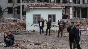 Varias personas observan la demolición de un edificio dañado en el terremoto que sufrió Turquía en febrero de 2023. EFE/EPA/ERDEM SAHIN