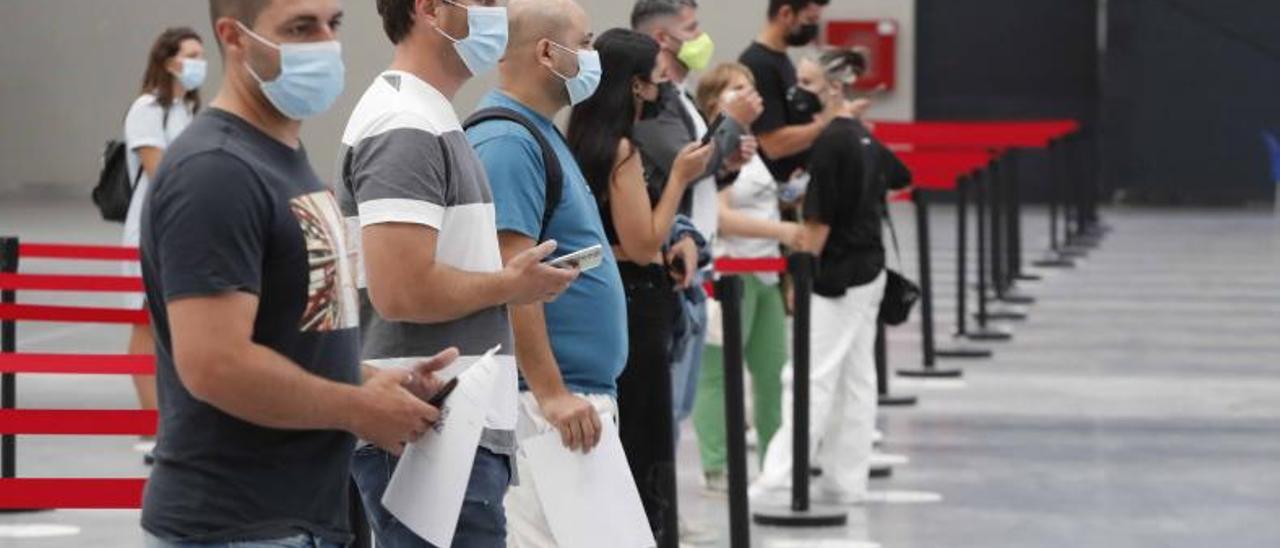 Vacunación voluntaria sin cita, ayer en el Ifevi.   | P.H. GAMARRA