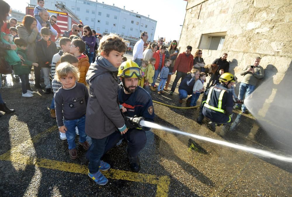 Cientos de niños y mayores pasaron por el parque dejando ropa, juguetes y alimentos que serán entregados a Redeaxuda y Boavida