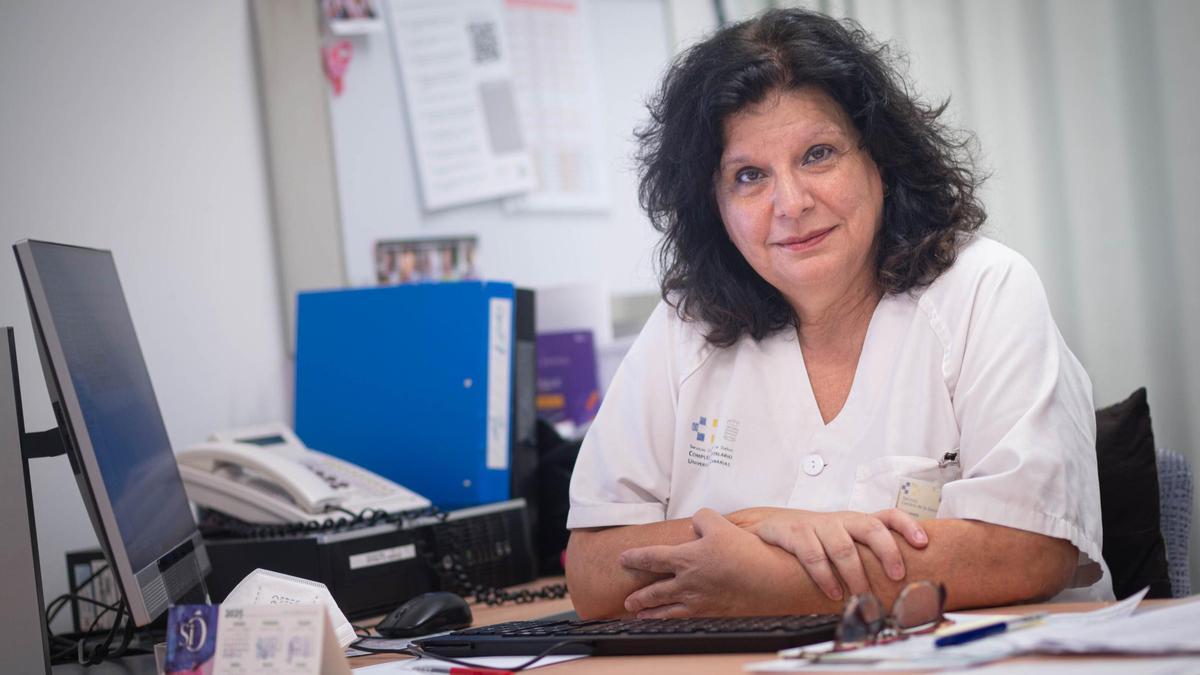 La jefa del servicio de Oncología Médica del Hospital Universitario de Canarias, Juana Oramas, en su despacho.