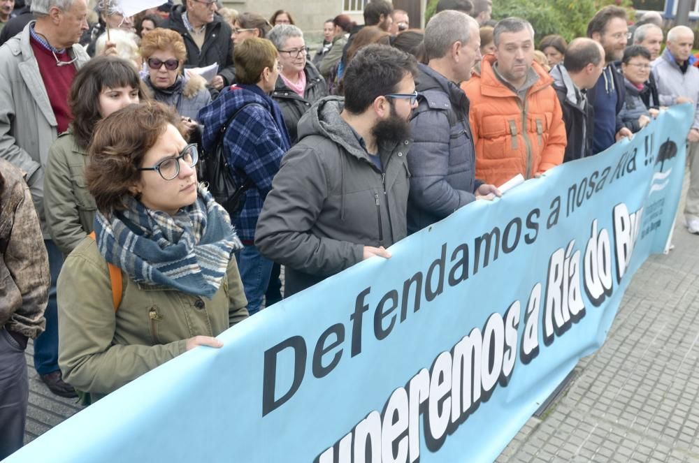 Los mariscadores se manifiestan para exigir el saneamiento de la ría de O Burgo