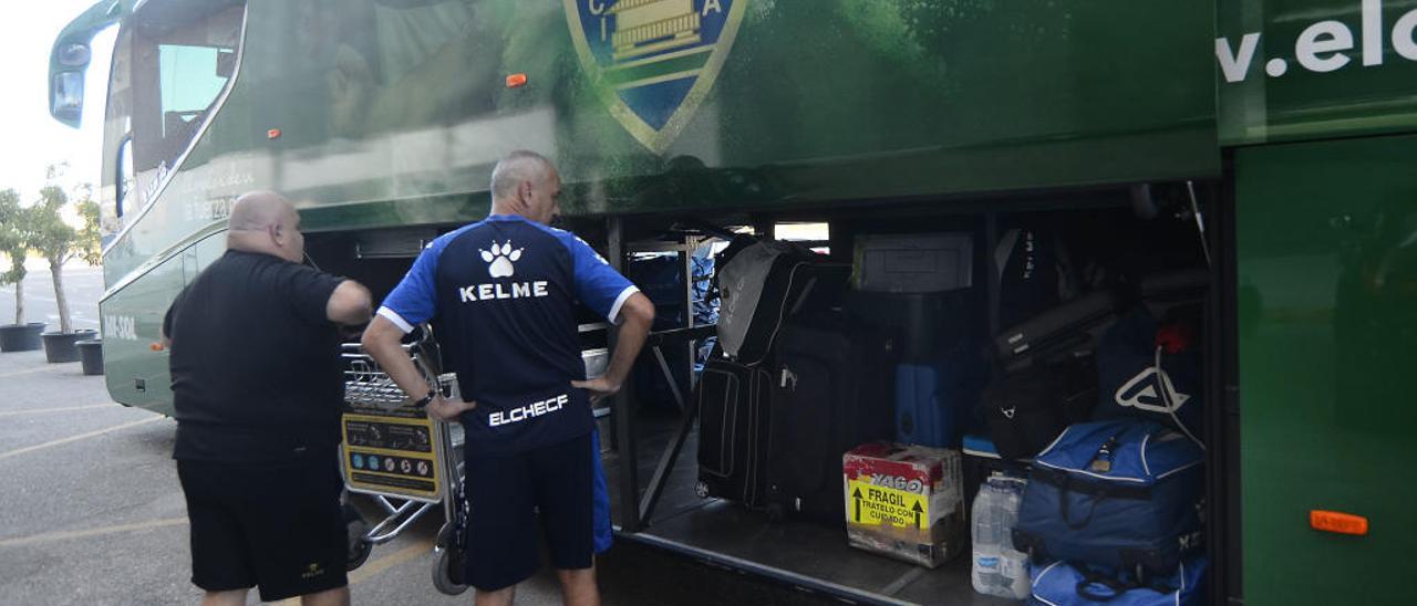 Los utilleros del Elche preparando el material en el autocar antes de un viaje.