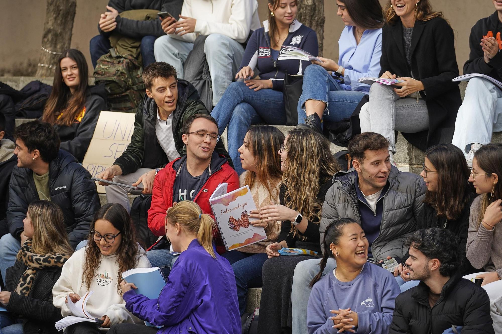 Els estudiants de la facultat d'Infermeria i Medicina protesten per la nova bilbioteca