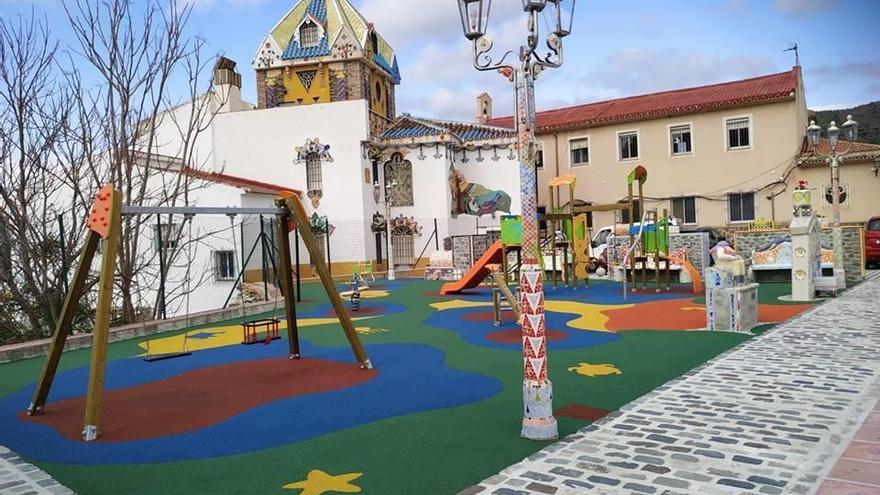 Antonio Montañez construyó hace más de una década su propio museo en El Valdés, al que ahora ha añadido un parque infantil.
