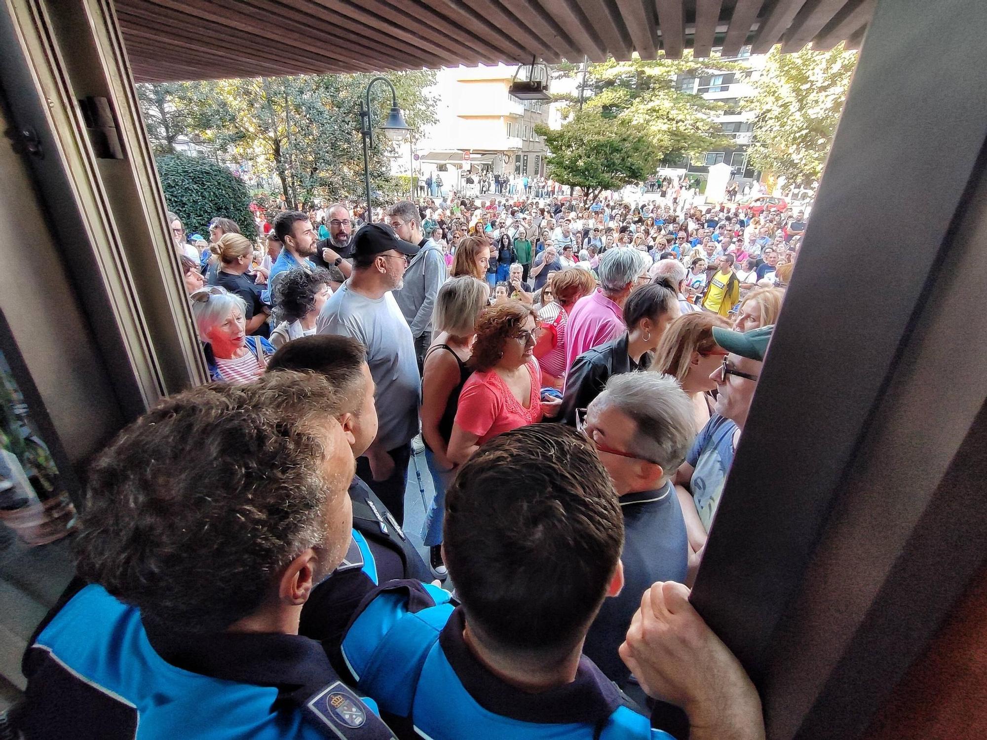 Multidudinaria protesta contra la subida de la basura en Cangas