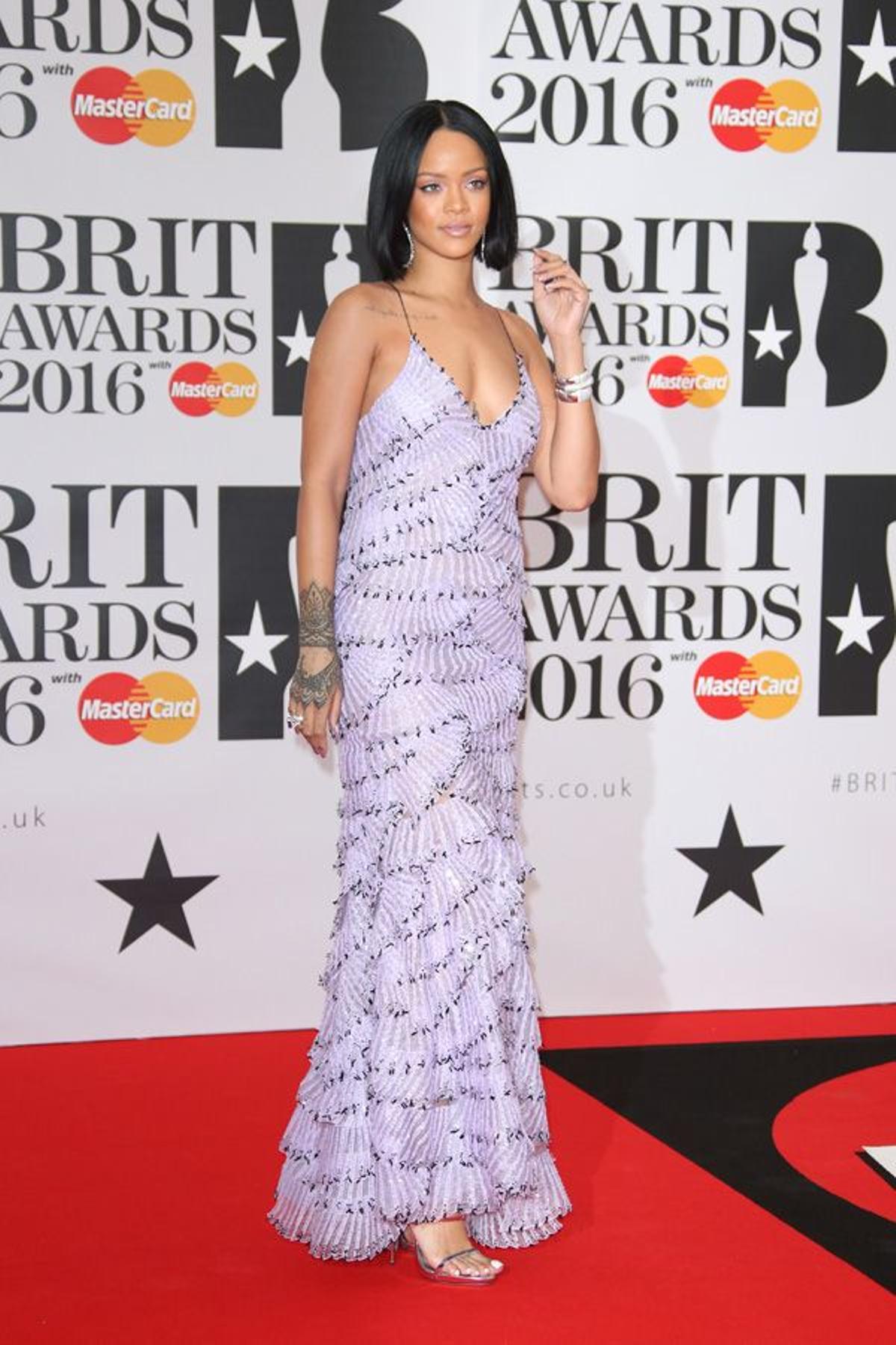 Rihanna de Armani Privé en los Brit Awards 2016