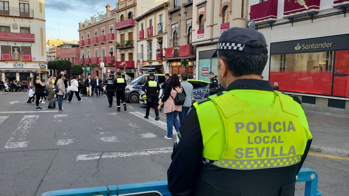 Policía Local de Sevilla en la Plaza del Altozano de Triana