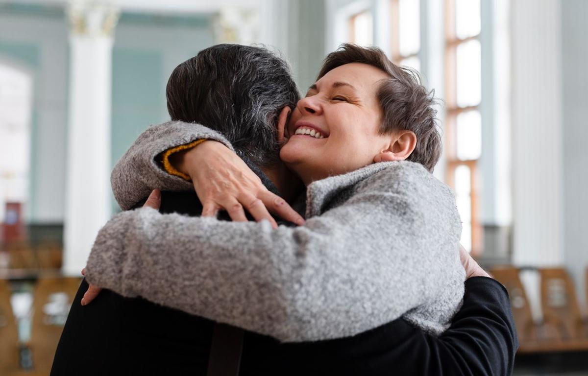 Un abrazo entre dos personas.