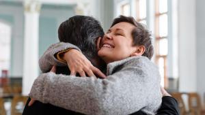 Un abrazo entre dos personas.